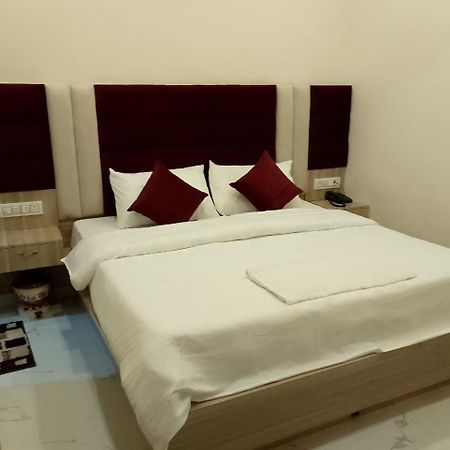 Hotel Lr Delite Inn Mathura Kültér fotó