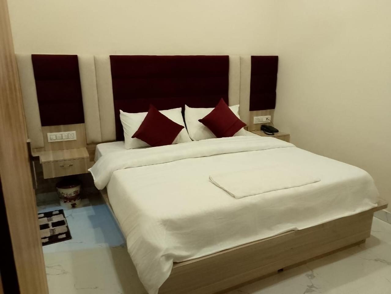 Hotel Lr Delite Inn Mathura Kültér fotó