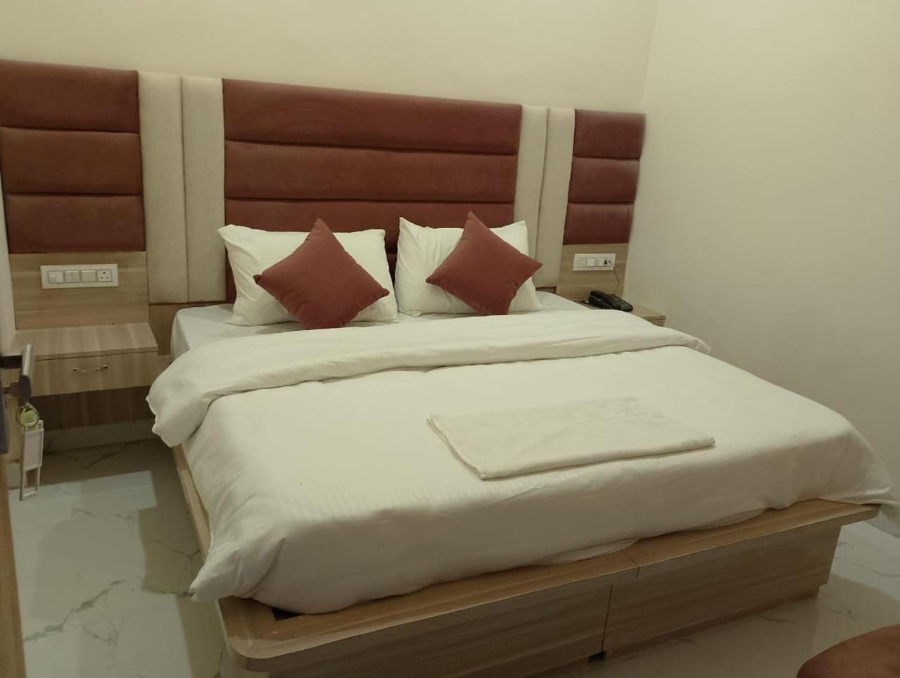 Hotel Lr Delite Inn Mathura Kültér fotó